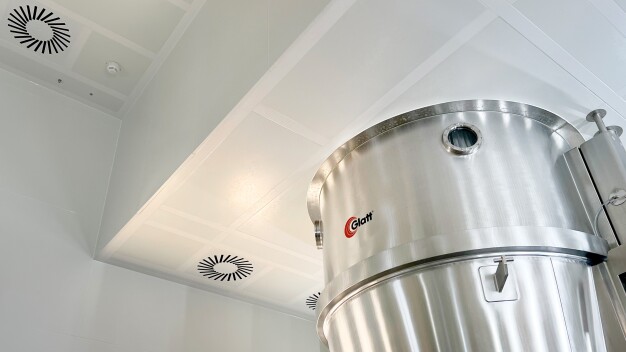Abb. 2: Der Glatt Granulator GPCG wurde hier reinraumgerecht in eine abgestufte Tragrasterdecke integriert. (Copyright: Glatt) Abb. 2: Der Glatt Granulator GPCG wurde hier reinraumgerecht in eine abgestufte Tragrasterdecke integriert. (Copyright: Glatt)