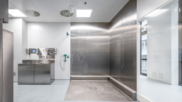 Abb. 3: Der von Glatt entwickelte vollverschweißte Reinraum-Waschplatz aus Edelstahl kommt komplett ohne Silikonfugen aus und lässt sich nahtlos an alle gängigen Reinraumdeckensysteme anschließen. (Copyright: Jens Distelberg) Abb. 3: Der von Glatt entwickelte vollverschweißte Reinraum-Waschplatz aus Edelstahl kommt komplett ohne Silikonfugen aus und lässt sich nahtlos an alle gängigen Reinraumdeckensysteme anschließen. (Copyright: Jens Distelberg)