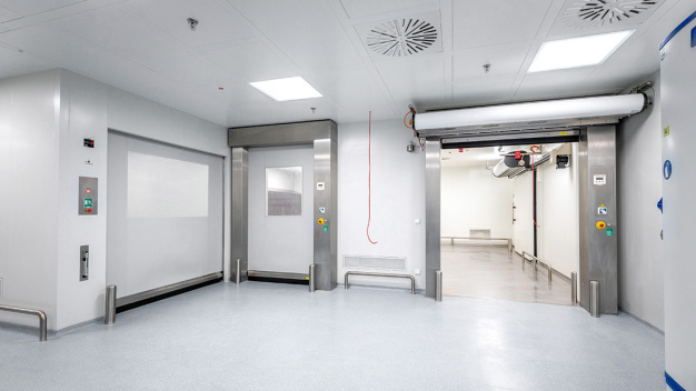 Abb. 3: Reinraumtaugliche Rolltore bieten bei häufigem Öffnen und Schließen eine sehr gute Alternative zu anderen Türsystemen. (Copyright: Jens Distelberg) Abb. 3: Reinraumtaugliche Rolltore bieten bei häufigem Öffnen und Schließen eine sehr gute Alternative zu anderen Türsystemen. (Copyright: Jens Distelberg)
