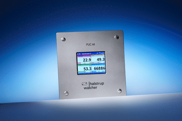 Abb. 3: Das PUC 44-2 zeigt die Messdaten der bis zu vier anschließbaren Messeingänge übersichtlich an und ist über ein Touch-Panel mit intuitiver Menüführung bedienbar. / Fig. 3: The PUC 44-2 shows the measured data of up to four connectable measuring inputs well-structured and can be operated via a touch panel with intuitive menu navigation.