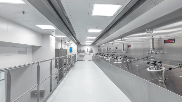 Abb. 4: Pufferansatzraum: Integration einer Bedienbühne in den Reinraum, sämtliche Installationen im Technikbereich dahinter, nur notwendige Ausstattungen im Reinraum integriert (z.B. Handlöcher großer Ansatzbehälter). (Copyright: Jens Distelberg) Abb. 4: Pufferansatzraum: Integration einer Bedienbühne in den Reinraum, sämtliche Installationen im Technikbereich dahinter, nur notwendige Ausstattungen im Reinraum integriert (z.B. Handlöcher großer Ansatzbehälter). (Copyright: Jens Distelberg)
