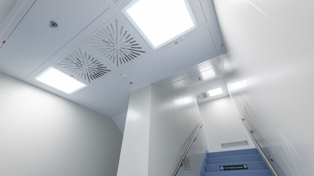 Abb. 4: Leuchten, Lüftungsauslässe, Sprinklerköpfe und Sensoren sollten soweit das möglich ist, immer flächenbündig in die Deckensysteme eingebaut werden. (Copyright: Jens Distelberg) Abb. 4: Leuchten, Lüftungsauslässe, Sprinklerköpfe und Sensoren sollten soweit das möglich ist, immer flächenbündig in die Deckensysteme eingebaut werden. (Copyright: Jens Distelberg)