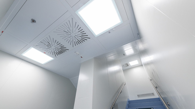 Abb. 5: Reinraum-Treppenhaus mit Deckendetails wie Luftauslässen, Sprinklerköpfen und Sensoren. (Copyright: Jens Distelberg) Abb. 5: Reinraum-Treppenhaus mit Deckendetails wie Luftauslässen, Sprinklerköpfen und Sensoren. (Copyright: Jens Distelberg)