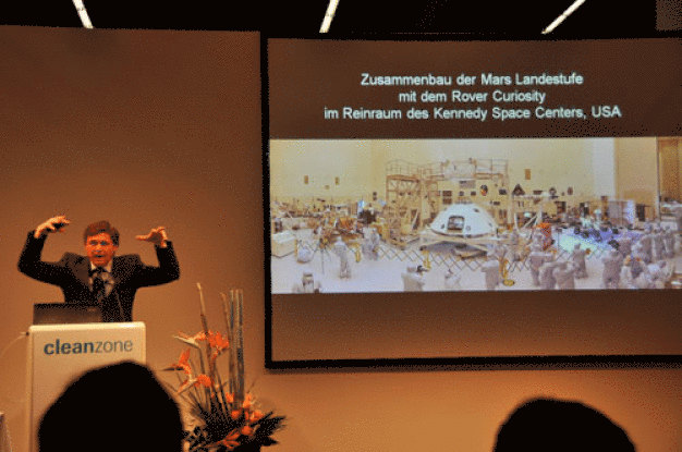 Auf allen Kontinenten – und sogar im Weltall: Wissenschaftsastronaut Prof. Ulrich Walter beim Vortrag auf dem Cleanzone Congress. (Quelle: Ehrensberger) / On all continents and even in space: science astronaut Ulrich Walter during his speech at the Cleanzone Congress. (Source: Ehrensberger)