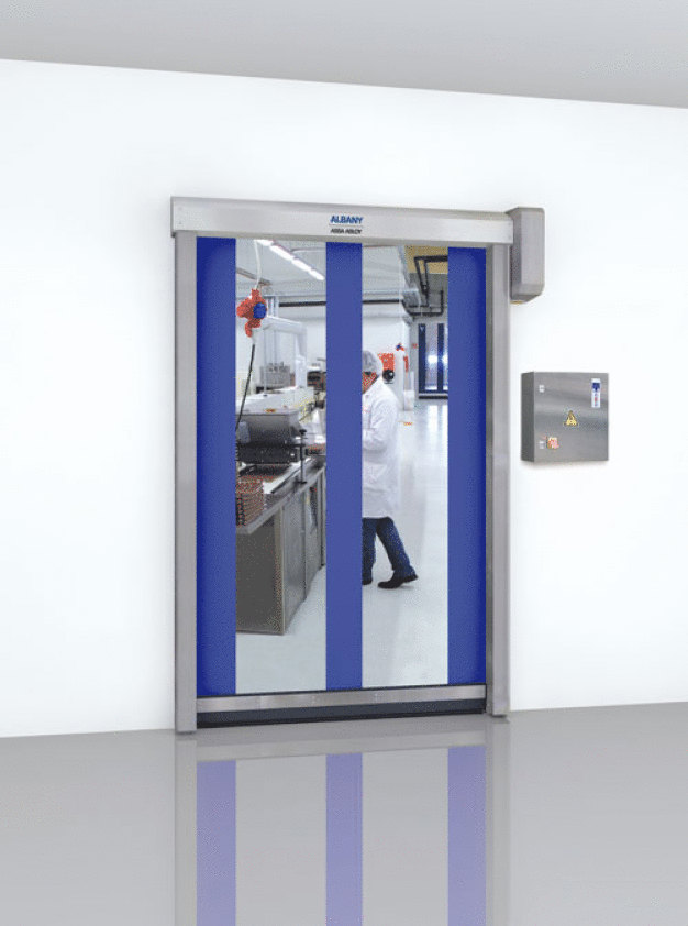 Für geringen Luftaustausch und ressourcenschonendes Arbeiten an der Grenze zwischen Reinraum und „Normalwelt“: Schnelllauf-Rolltor nach DIN EN ISO 14644-1 und GMP. (Quelle: Albany Door Systems) / For a low air exchange and a resource saving work at the frontier of cleanroom and the so called normal world. Highspeed roller door according to the standard DIN EN ISA 14644-1 and GMP. (Source: Albany Door Systems)