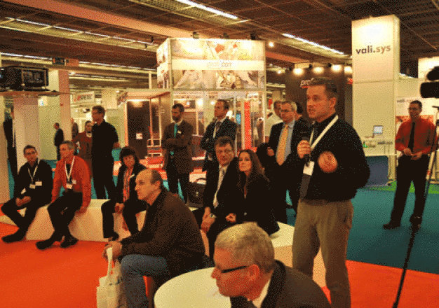 Auch dafür steht die Reinraum-Messe in Frankfurt am Main: engagierte Diskussion in der Cleanzone Plaza. (Quelle: Ehrensberger) / The Cleanroom show in Frankfurt stands also for intense discussion in the Cleanzone Plaza (Source: Ehrensberger)