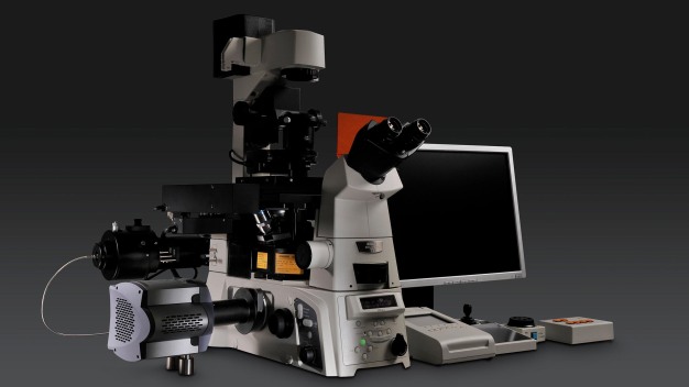 Sind nanometergrosse Strukturen zu klein, um sie sehen zu können? – Mit speziellen Mikroskopen ist es heute möglich: Mikroskopie-System auf der Basis der strukturierten Beleuchtung (N-SIM, Nikon), Auflösung bis in den unteren Nanometerbereich dank stochastischer optischer Rekonstruktion (N-Storm, Nikon), besonders ergonomisch designtes Forschungsmikroskop, inverses Forschungsmikroskop als Basis für Super-resolution-Verfahren (N-Dtorm N-SIM). (Bild: Nikon)
