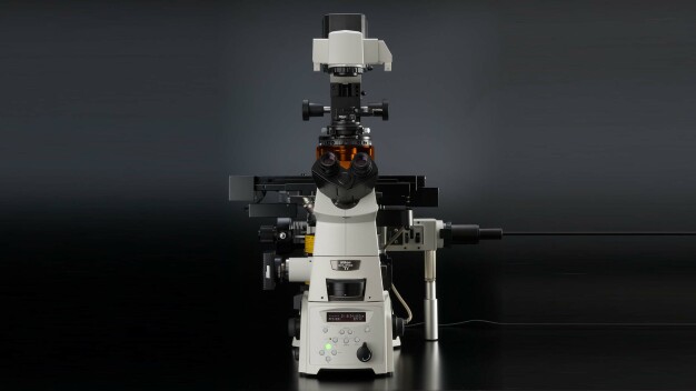 Sind nanometergrosse Strukturen zu klein, um sie sehen zu können? – Mit speziellen Mikroskopen ist es heute möglich: Mikroskopie-System auf der Basis der strukturierten Beleuchtung (N-SIM, Nikon), Auflösung bis in den unteren Nanometerbereich dank stochastischer optischer Rekonstruktion (N-Storm, Nikon), besonders ergonomisch designtes Forschungsmikroskop, inverses Forschungsmikroskop als Basis für Super-resolution-Verfahren (N-Dtorm N-SIM). (Bild: Nikon)
