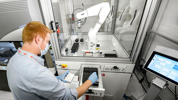 Gemeinsam mit der University of Texas Medical Branch (UTMB) hat ABB Robotics ein automatisiertes Testsystem auf neutralisierende Antikörper entwickelt.
