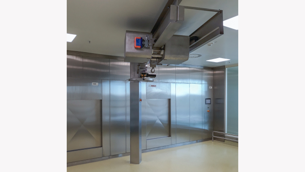 Abbildung 2 / Cleanroom crane with semi-automatic system and sway control, 2 tonnes load capacity, ISO 14644-1 ISO 6, material: 1.4571 stainless steel, application: pharmaceutical industry. Abbildung 2 / Cleanroom crane with semi-automatic system and sway control, 2 tonnes load capacity, ISO 14644-1 ISO 6, material: 1.4571 stainless steel, application: pharmaceutical industry.
