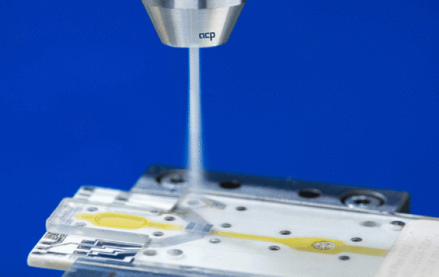 Bei der Herstellung mikrofluidischer Lab-on-Chip-Produkte kann das quattroClean-System zur gleichzeitigen Feinstentgratung und -reinigung von Kunststoffspritzgussteilen eingesetzt werden. 
