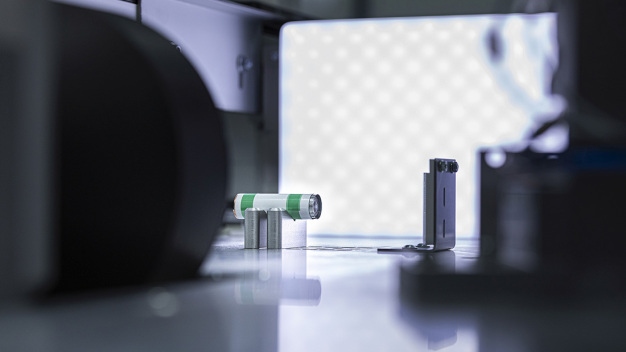 Die Qualität der Wickel wird in der Anlage mittels eines Hi-Pot-Tests kontrolliert. Die der Maßhaltigkeit hinsichtlich Wickelgeometrie und Stromableiterposition erfolgt durch eine optische Inline-Inspektion. N.i.O.-Zellen werden automatisch aussortiert. (Bildquelle: Fraunhofer IPA/Foto: Rainer Bez) / The quality of the jelly rolls is checked in the system by means of a hi-pot test. The dimensional accuracy of the winding geometry and position of the current collector is checked by optical inline inspection. Cells that are not up to standard are automatically taken out of the line. (Photo credit: Fraunhofer IPA/ photo: Rainer Bez) Die Qualität der Wickel wird in der Anlage mittels eines Hi-Pot-Tests kontrolliert. Die der Maßhaltigkeit hinsichtlich Wickelgeometrie und Stromableiterposition erfolgt durch eine optische Inline-Inspektion. N.i.O.-Zellen werden automatisch aussortiert. (Bildquelle: Fraunhofer IPA/Foto: Rainer Bez) / The quality of the jelly rolls is checked in the system by means of a hi-pot test. The dimensional accuracy of the winding geometry and position of the current collector is checked by optical inline inspection. Cells that are not up to standard are automatically taken out of the line. (Photo credit: Fraunhofer IPA/ photo: Rainer Bez)