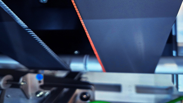 Das Notching der Anode und Kathode erfolgt mit einem integrierten Laserschneidsystem. Die verschiedenen Kontaktierungsmöglichkeiten können beliebig kombiniert werden. (Bildquelle: Fraunhofer IPA/Foto: Rainer Bez) / The anode and cathode are notched using an integrated laser cutting system. The various contacting options can be combined as required. (Photo credit: Fraunhofer IPA/ photo: Rainer Bez) Das Notching der Anode und Kathode erfolgt mit einem integrierten Laserschneidsystem. Die verschiedenen Kontaktierungsmöglichkeiten können beliebig kombiniert werden. (Bildquelle: Fraunhofer IPA/Foto: Rainer Bez) / The anode and cathode are notched using an integrated laser cutting system. The various contacting options can be combined as required. (Photo credit: Fraunhofer IPA/ photo: Rainer Bez)