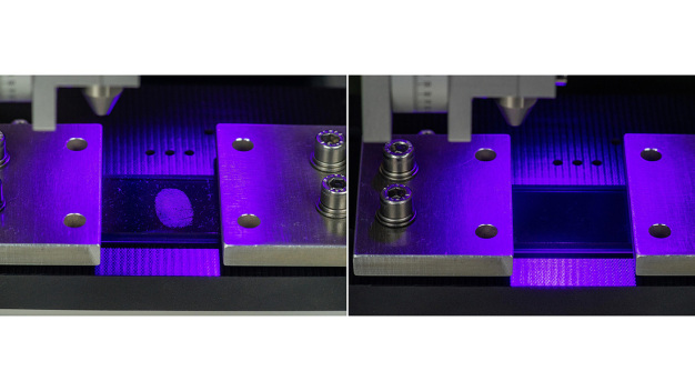 Die Vorher-Nachher-Aufnahme unter UV-Licht zeigt, dass Verunreinigungen auf Bauteilen aus allen technischen Werkstoffen prozesssicher entfernt werden. (Bildquelle: acp systems AG) / The before-after image, made under UV light, shows that particulates and contaminations on components made of all technical materials are removed in a process reliable manner. (Image courtesy: acp systems AG)