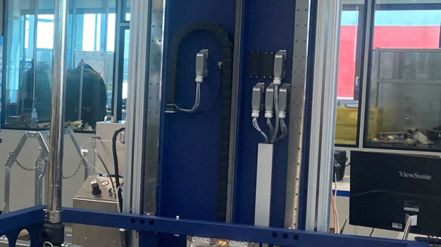 Das Baffle wird per Kran auf der Gabel des Reinigungsautomaten platziert. Durch die Integration eines Kamerasystems in den Düsenkopf ist der komplette Reinigungsprozess live auf dem Monitor sichtbar. (Bildquelle: acp systems) / The baffle is placed on the fork of the cleaning machine by crane. A camera system integrated into the nozzle head displays the entire cleaning process live on the screen. (Photo credit: acp systems)