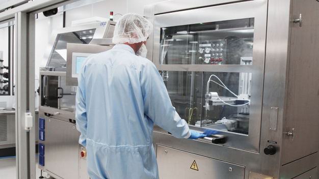 Die Prozessauslegung und Definition der optimalen Prozessparameter erfolgen im eigenen Reinraum-Technikum. Die Aufbereitung der Prozessmedien Kohlendioxid und Druckluft stellt dabei eine Luftqualität sicher, wie sie beispielsweise in der Halbleiter-Produktion gefordert wird. (Bildquelle: acp systems) / The process is designed in the company’s own cleanroom test facility. Optimum process parameters are also defined here. The process media - carbon dioxide and compressed air - are prepared in such a way so as to ensure the air quality required by the semiconductor industry, for example. (Photo credit: acp systems) Die Prozessauslegung und Definition der optimalen Prozessparameter erfolgen im eigenen Reinraum-Technikum. Die Aufbereitung der Prozessmedien Kohlendioxid und Druckluft stellt dabei eine Luftqualität sicher, wie sie beispielsweise in der Halbleiter-Produktion gefordert wird. (Bildquelle: acp systems) / The process is designed in the company’s own cleanroom test facility. Optimum process parameters are also defined here. The process media - carbon dioxide and compressed air - are prepared in such a way so as to ensure the air quality required by the semiconductor industry, for example. (Photo credit: acp systems)