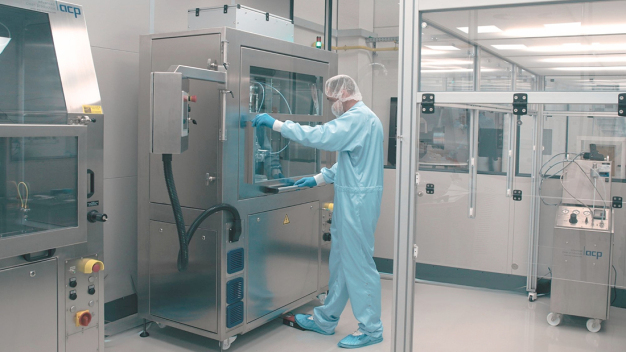 Ausgestattet ist das Reinraum-Technikum mit speziell für High Purity-Anwendungen ausgelegten Reinigungssystemen sowie verschiedenen Nachweistechnologien zur Kontrolle der erzielten partikulären und filmischen Sauberkeit. (Bildquelle: acp systems AG) / The cleanroom test center is equipped with cleaning systems specially designed for high-purity applications as well as various inspection technologies for verifying the achieved particulate and filmic cleanliness. (Image credit: acp systems AG)