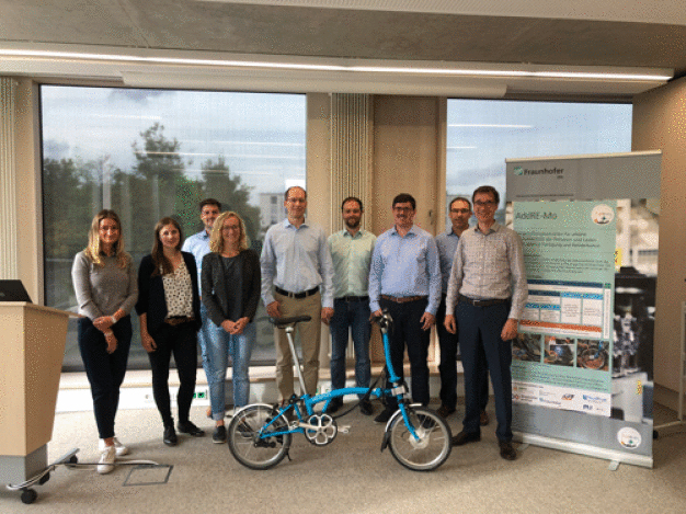 Die Projektpartner beim Kick-off-Treffen in Bayreuth (v.l.): Natalia Morkwitsch (O.R. Lasertechnologie GmbH), Carina Koop (Wuppertal Institut), Christopher Häfner (Fraunhofer IPA), Laura Jantz-Klinkner (Umweltcluster Bayern), Philipp Walczak, Abraham Flothow (Electric Bike Solutions GmbH), Jan Koller, Oliver Oechlse, Professor Frank Döpper (Fraunhofer IPA). (Foto: Fraunhofer IPA)