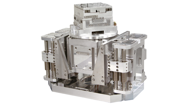 Beispiel für Reinraumfertigung: 4-Achsen-Ultrahochvakuum-System für die Probenmanipulation in einem Strahlführungsrohr. / Example of clean room production: 4-axis ultra-high vacuum system for sample manipulation in a beam guiding tube.