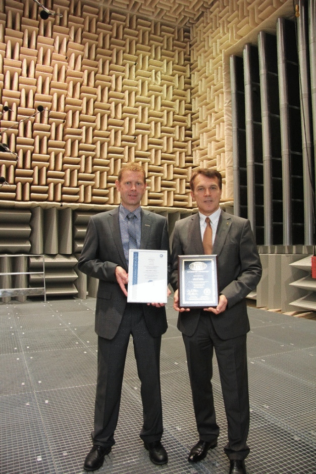 Vorstandsvorsitzender Peter Fenkl (rechts) und Laborleiter Achim Kärcher zeigen im weltgrößten kombinierten Prüfraum die Auszeichnungen von TÜV und US-Prüforganisation: Die AMCA hat Ziehl-Abegg jetzt als ersten europäischen Hersteller von EC-Ventilatoren für die Verlässlichkeit der Messwerte ausgezeichnet. (Foto: Ziehl-Abegg / Rainer Grill)