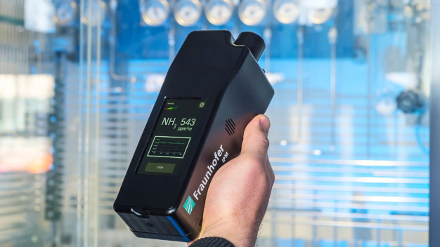 Wasserstoff kann in Form von Ammoniak (NH3) gespeichert und transportiert werden. Das Laserspektrometer von Fraunhofer IPM misst und wertet eine Absorptionslinie von Ammoniak aus und zeigt die Konzentration auf einem Display an. © Fraunhofer IPM / Hydrogen can be stored and transported in the form of ammonia (NH3). The laser spectrometer from Fraunhofer IPM measures and evaluates an absorption line of ammonia. The system then shows the result on a display. © Fraunhofer IPM