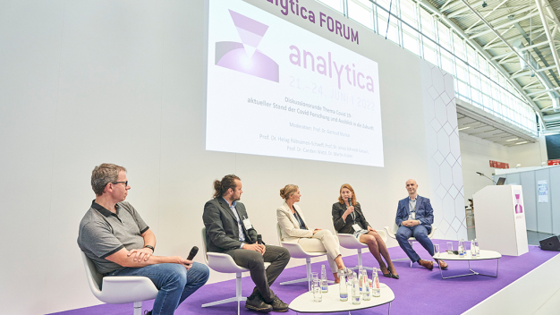 Im analytica Forum diskutierten namhafte Virologen über den aktuellen Stand der COVID-Forschung. / At the analytica Forum, renowned virologists discussed the current state of COVID research.