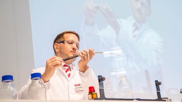 Der Umgang mit Gefahrenstoffen im Labor ist das Thema von täglichen Live-Demonstrationen auf dem analytica Arbeitsschutzforum. / How to handle dangerous materials in the lab is the topic of daily live demonstrations at the analytica Occupational safety and health forum.