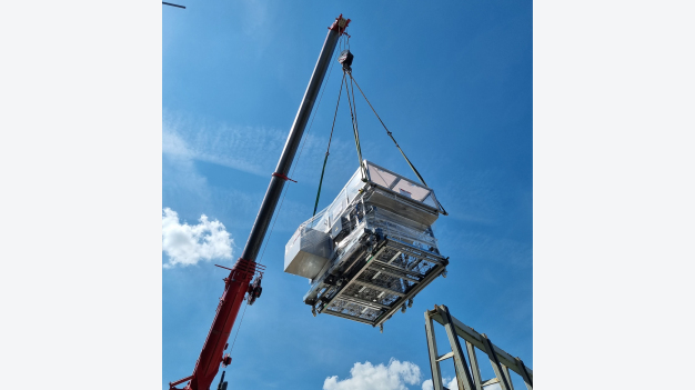 Schweres Gerät für eine großes High-Purity-System: Insgesamt wurden über 33 Tonnen Anlagenkomponenten in 16 Transporteinheiten in das erste und zweite Untergeschoss des Trumpf-Neubaus in Ditzingen eingebracht. ©LPW
