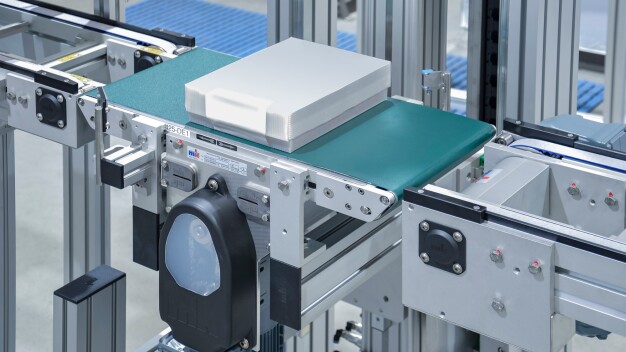 Die Gurtförderer der Liftsysteme sind mit Messerkante ausgestattet, um den Übergang zur angeschlossenen Förderstrecke so klein wie möglich zu halten und so eine sichere Übergabe der Trays zu gewährleisten. (Copyright: mk Technology Group)