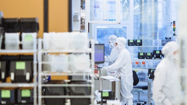 Arbeit im 200-mm-Reinraum am Fraunhofer IPMS. © Fraunhofer IPMS Arbeit im 200-mm-Reinraum am Fraunhofer IPMS. © Fraunhofer IPMS