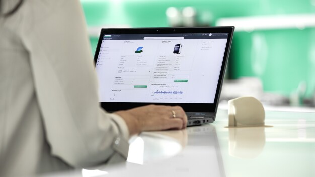 „ProcessLog“: Mit der eigens für den Freeformer entwickelten App des Kundenportals „arburgXworld“ lassen sich für AKF-Bauteile vielfältige Prozess- und Bauauftragsdaten übersichtlich darstellen und dokumentieren. (Foto: Arburg) / 