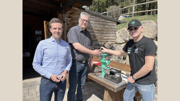 Start des Projekts „cleandanube“ am 19. April 2022 (von rechts): Der „schwimmende Professor“ Andreas Fath erhält vom Arburg-Team Michael Vieth (Ausbildungsleiter) und Bertram Stern (Sustainability Manager) eine von Auszubildenden gefertigte funktionsfähige Spritzgießmaschine. (Foto: Mario Kümmel, AWP) / Launch of the “cleandanube” project on 19 April 2022: Arburg team Michael Vieth (Department Manager Apprenticeship, middle) and Bertram Stern (Sustainability Manager, left) present Andreas Fath, the “swimming professor”, with a functional injection moulding machine made by trainees. (Photo: Mario Kümmel, AWP)