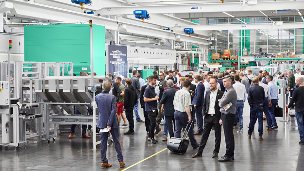 Die Technologie-Tage erstreckten sich wieder über das gesamte Unternehmen. Auf großes Interesse stieß auch die Turnkey-Ausstellungsfläche in der neuen Montagehalle, wo als besonderes Schmankerl aktuelle Kundenprojekte zu sehen waren. (Foto: ARBURG) / The Technology Days were held across the entire company. The turnkey exhibition space in the new assembly hall also aroused great interest, where as a special bonus, current customer projects were on view. (Photo: Arburg)