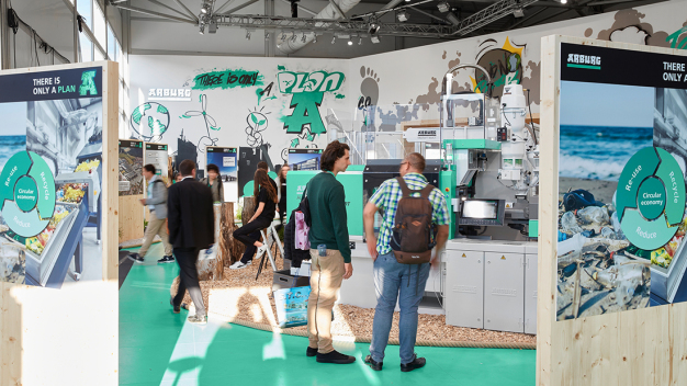 Im arburgGREENworld-Pavillon im VDMA Circular Economy Forum beleuchtete Arburg fokussiert das facettenreiche Thema der nachhaltigen Kunststoffteile-Fertigung. (Foto: ARBURG) / Arburg shed a focused light on the multifaceted issue of sustainable plastic parts production at the arburgGREENworld pavilion in the VDMA Circular Economy Forum. (Photo: Arburg)