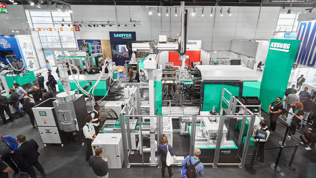 Ein echter Hingucker und wohl das begehrteste Kunststoffprodukt auf der K 2022 war der Premium-Werkzeugkoffer im Arburg-Design, gefertigt auf einer Turnkey-Anlage rund um einen hybriden Allrounder 1120 H. (Foto: ARBURG) / Guaranteed to turn heads and probably the most sought-after plastic product at K 2022 was the premium tool case in Arburg design, manufactured on a turnkey system based around a hybrid Allrounder 1120 H. (Photo: Arburg)