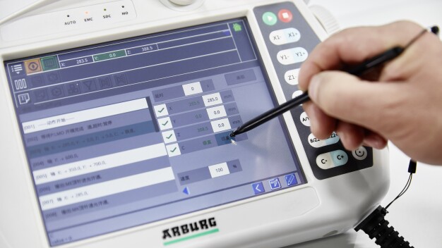 Der Flexlift lässt sich einfach und schnell einrichten und anfahren. Sein mobiles Panel verfügt über eine Bedienoberfläche im Selogica-Design. (Foto: ARBURG) / The Flexlift is quick and easy to get up and running. Its mobile panel has a user interface in the Selogica design. (Photo: Arburg)