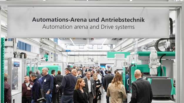 Das Interesse an Automation und Turnkey-Anlagen war enorm. In der Automations-Arena waren ausgewählte Exponate sowie aktuelle Kundenprojekte zu sehen – von der automatisierten Fertigung des begehrten Werkzeugkoffers im Jubiläums-Design bis hin zu hoch komplexen Turnkey-Anlagen. (Foto: Arburg) / There was enormous interest in automation and turnkey systems. In the Automation Arena, selected exhibits and current customer projects were on display – from the automated production of the coveted tool box in the anniversary design to highly complex turnkey systems. (Photo: Arburg)