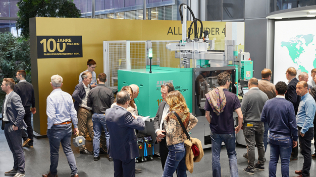 Die Jubiläumsmaschine feiert auf der Plastpol 2023 Premiere. Der hybride Allrounder 470 H bereitet die Bühne für eine neue Maschinentechnologie. Diese ist besonders energiesparend, ressourcenschonend, produktionseffizient, bedienfreundlich und zuverlässig. (Foto: ARBURG) / The milestone machine will be making its debut at Plastpol 2023. The hybrid Allrounder 470 H sets the stage for a new type of machine technology that is particularly good at saving energy and conserving resources, and is efficient in production, user-friendly and reliable. (Photo: ARBURG)