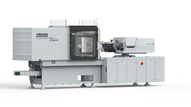 Eine innovative Anwendung für die Medizintechnik demonstriert ein elektrischer Allrounder 520 A Ultimate: Die Hochleistungs-maschine produziert auf der Fakuma 2023 im Rahmen eines Gemeinschaftsprojekts IML-Zentrifugenröhrchen. (Foto: ARBURG) / An innovative application for medical technology is demonstrated by an electric Allrounder 520 A Ultimate. The high-performance machine will be producing IML centrifuge tubes at Fakuma 2023 as part of a joint project. (Photo: ARBURG)