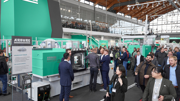 Erfolgreiche Fakuma 2023: Auf dem über 1.600 Quadratmeter großen Arburg-Stand stießen die neun Exponate, darunter die Premiere des hybriden Allrounders 520 H (vorne links), auf enormes Interesse .(Foto: ARBURG) / A successful Fakuma 2023: at the Arburg stand, which covers more than 1,600 square metres, the nine exhibits, including the premiere of the hybrid Allrounder 520 H (front left), were greeted with enormous interest. (Photo: ARBURG)