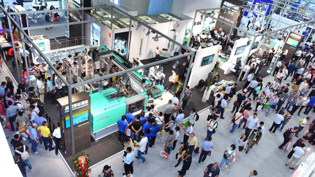 Der Arburg-Messestand ist auch in China ein Publikumsmagnet, wie dort zuletzt zur Chinaplas 2019. (Foto: ARBURG) / Even in China, Arburg's fair stand is a real crowd puller – as the company impressively proved at Chinaplas 2019. (Photo: Arburg)