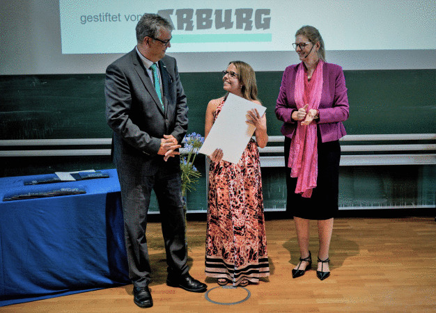 Maria Gabriele Bauer (Mitte) bekam für ihre Masterarbeit den Arburg-Preis 2019 von der Preiskoordinatorin Prof. Birgit Vogel-Heuser und Arburg-Ausbildungsleiter Michael Vieth überreicht. (Foto: TUM) / Maria Gabriele Bauer (centre) received the Arburg Award 2019 for her master's thesis from award coordinator Prof. Birgit Vogel-Heuser and Arburg Training Manager Michael Vieth. (Photo: TUM)
