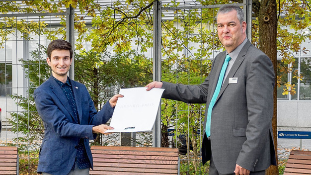 Den Arburg-Preis 2021 für die beste Masterarbeit überreichte Arburg-Ausbildungsleiter Michael Vieth (r.) an Dario Pasquale Arcuti. (Foto: TUM, Lehrstuhl AIS) / The Arburg Prize 2021 for the best master’s thesis was presented to Dario Pasquale Arcuti (left) by Arburg Training Director Michael Vieth. (Photo: TUM, Lehrstuhl AIS)
