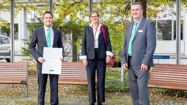 Stolz auf den Arburg-Preis 2021 für die beste Dissertation: Dr.-Ing. André Hemmler (l.) zusammen mit Prof. Dr.-Ing. Birgit Vogel-Heuser, Leiterin des Lehrstuhls Automatisierung und Informationssysteme der technischen Universität München, und Arburg-Ausbildungsleiter Michael Vieth. (Foto: TUM, Lehrstuhl AIS) / Proud to receive the Arburg Prize 2021 for the best dissertation: Dr André Hemmler (left) together with Prof Birgit Vogel-Heuser, holder of the Chair in Automation and Information Systems at the Technical University of Munich, and Arburg Training Director Michael Vieth. (Photo: TUM, Lehrstuhl AIS)