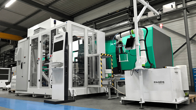 Vollautomatisierte Spritzgießzelle rund um einen hybriden Allrounder 720 H in Packaging-Ausführung. (Foto: Christophe Brissiaud, Collomb Mécanique) / Fully automated injection moulding cell around a hybrid Allrounder 720 H in packaging version. (Photo: Christophe Brissiaud, Collomb Mécanique)