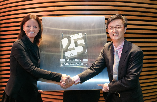 25 Jahre Arburg Singapur: Als Dank und Anerkennung überreichte Juliane Hehl, geschäftsführende Gesellschafterin, die Jubiläumsplastik an David Chan, der als Niederlassungsleiter in Singapur die gesamte ASEAN-Region verantwortet. / 25 years of Arburg in Singapore: Managing Partner Juliane Hehl presented the commemorative sculpture as a token of gratitude and appreciation to David Chan, who, as Managing Director of the Singapore subsidiary, is responsible for the entire ASEAN region.