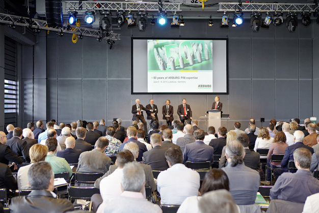 Bei der internationalen Konferenz beantworteten die vier Hauptredner die Fragen der Teilnehmer. Das Podium (v.l.): Prof. Dr. Frank Petzoldt, Fraunhofer IFAM, Ingo Cremer, Cremer Thermoprozessanlagen GmbH und EPMA-Präsident, Prof. Dr. Kuen-Shyan Hwang, National Taiwan University, Bruce Dionne, Vice President und General Manager bei Megamet Solid Metals, Inc. und MIMA-President zusammen mit Stephan Doehler, Arburg Bereichsleiter Vertrieb Europa, der das Event moderierte.