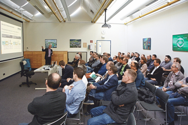 Die Besucher der Technologie-Tage konnten im Rahmen von Betriebsrundgängen die Maschinenfertigung besichtigen. (Foto: ARBURG) / As part of tours through the company, the visitors of the Technology Days had the possibility to view the machine production. (Photo: ARBURG)