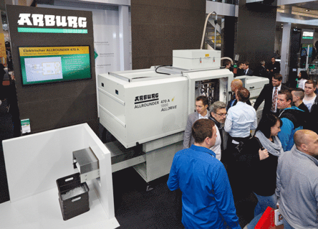 Der Allrounder 470 A in Reinraumausführung verfügt z. B. über ein Reinluftmodul mit Ionisierung über der Schließeinheit und ein verlängertes Förderband mit Tunneleinhausung zur Andockung an einen Reinraum. (Foto: ARBURG) / At the Medtec Europe 2016, an electric Allrounder 470 A will use a Männer mould to produce eight Y-connectors for use in intravenous drip therapy in a cycle time of around 12 seconds. (Photo: ARBURG) Der Allrounder 470 A in Reinraumausführung verfügt z. B. über ein Reinluftmodul mit Ionisierung über der Schließeinheit und ein verlängertes Förderband mit Tunneleinhausung zur Andockung an einen Reinraum. (Foto: ARBURG) / At the Medtec Europe 2016, an electric Allrounder 470 A will use a Männer mould to produce eight Y-connectors for use in intravenous drip therapy in a cycle time of around 12 seconds. (Photo: ARBURG)