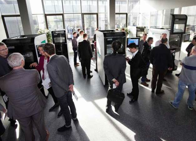 Insgesamt kamen auf den Technologie-Tagen 2017 acht Freeformer für die additive Fertigung zum Einsatz, davon fünf im neuen Arburg Prototyping Center. (Foto: ARBURG) / In all, there were eight Freeformers for additive manufacturing on show at the Technology Days 2017, five of them in the Arburg Prototyping Center. (Photo: ARBURG)